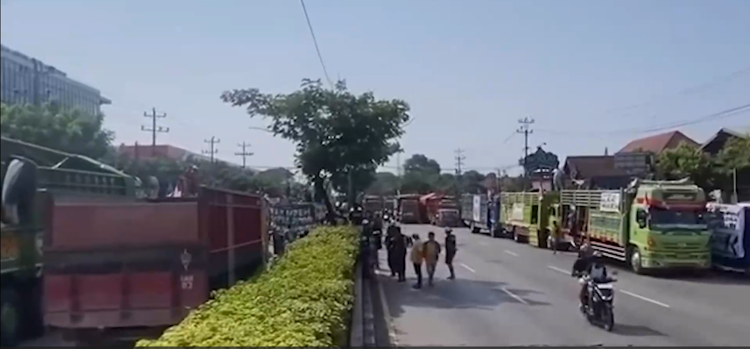Pantauan CCTV, Ratusan Truk Padati Jalan Siliwangi