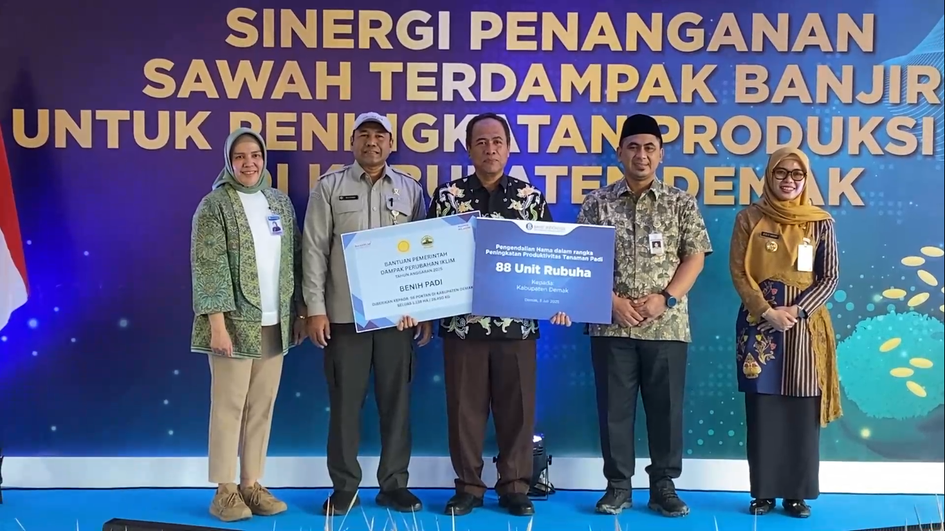 Taj Yasin Serahkan Bantuan Benih Padi Untuk Petani Terdampak Banjir di Demak 
