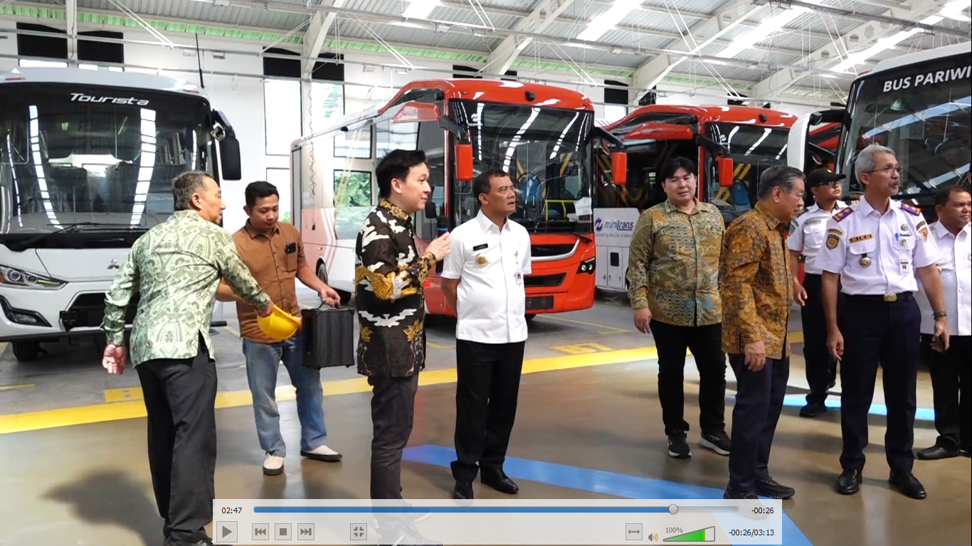 Gubernur Jateng Lepas Ekspor Bus Karoseri Laksana ke Sri Lanka