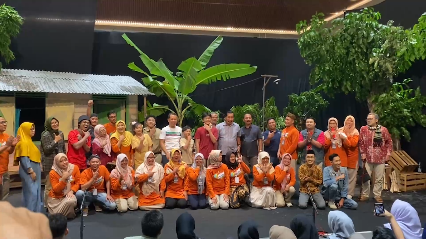 Potret Pilu Guru Honorer di Panggung Teater Kudus