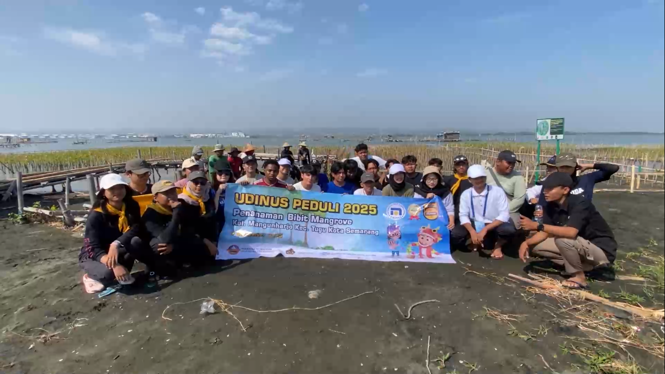 Tanam 1.500 Mangrove, Udinus Ajak Mahasiswa Baru Jaga Pesisir Semarang