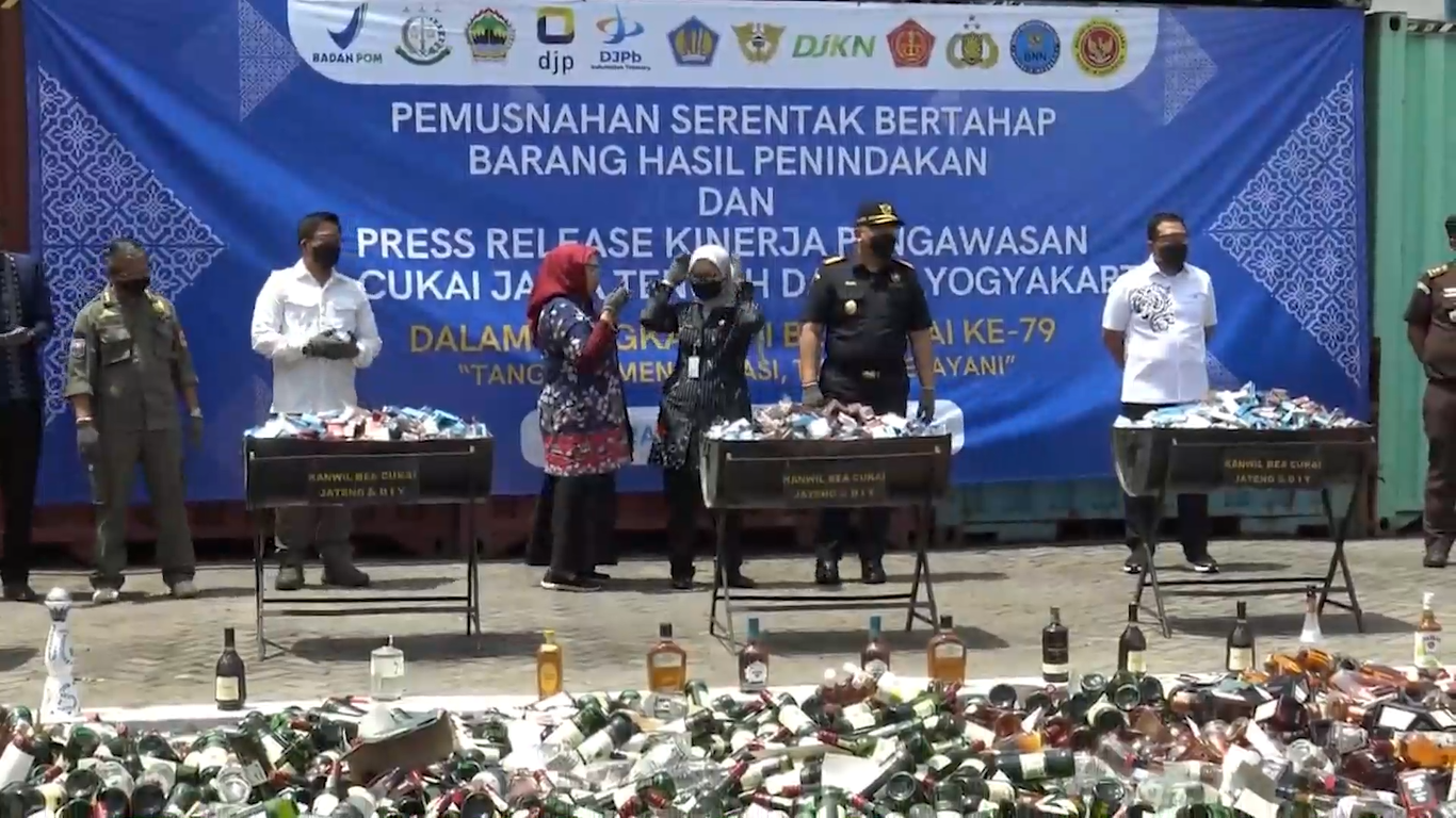 Puluhan Juta Batang Rokok dan Minuman Beralkohol Ilegal Dimusnahkan