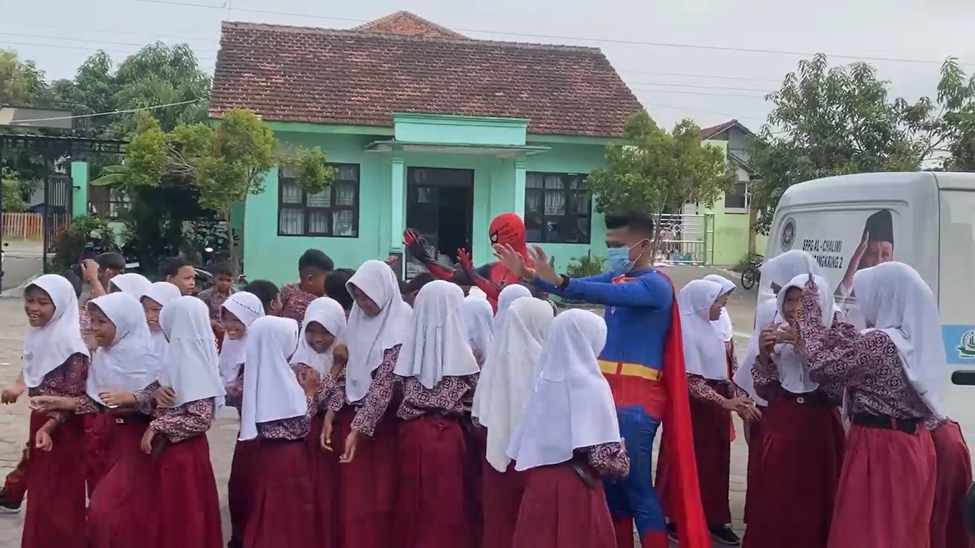 Petugas SPPG di Kudus Bagikan Makanan dengan Kostum Superhero
