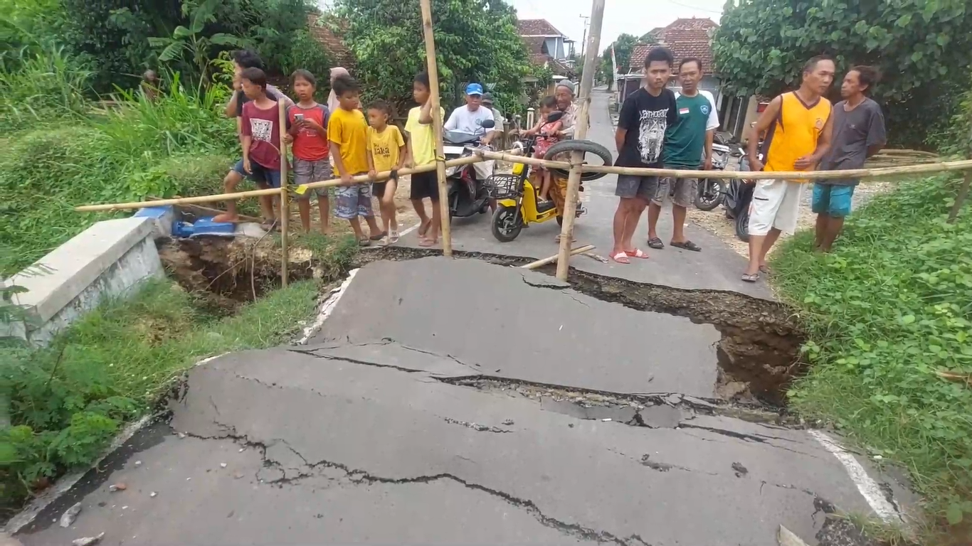 Diterjang Tumpukan Sampah, Jembatan Kesambi Ambles