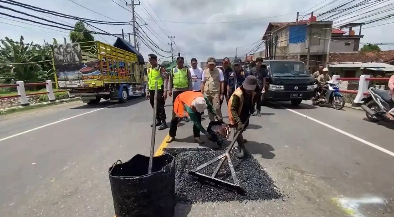 Tak Tunggu Kewenangan, Bupati Kudus Tambal Jalan Utama Kudus – Pati