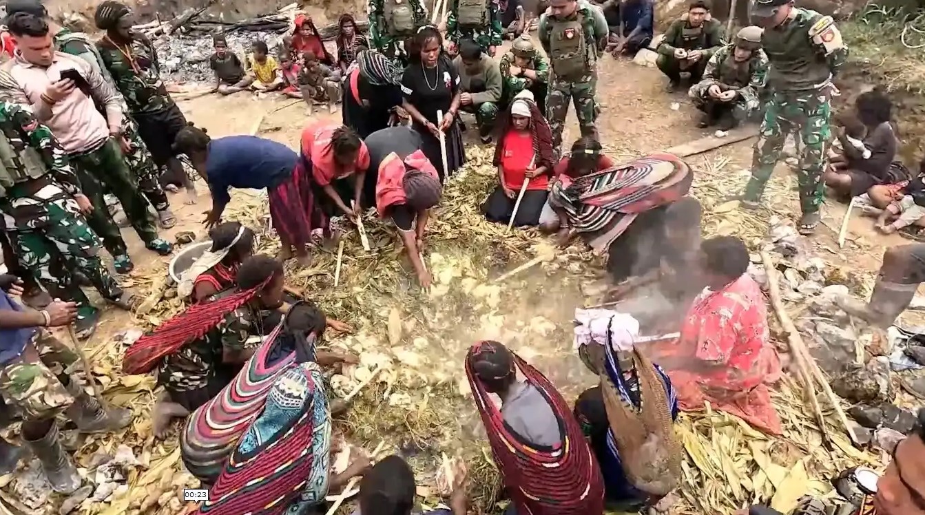 Satgas Yonif 400 Banteng Raiders, Rayakan Natal Bersama Masyarakat Papua