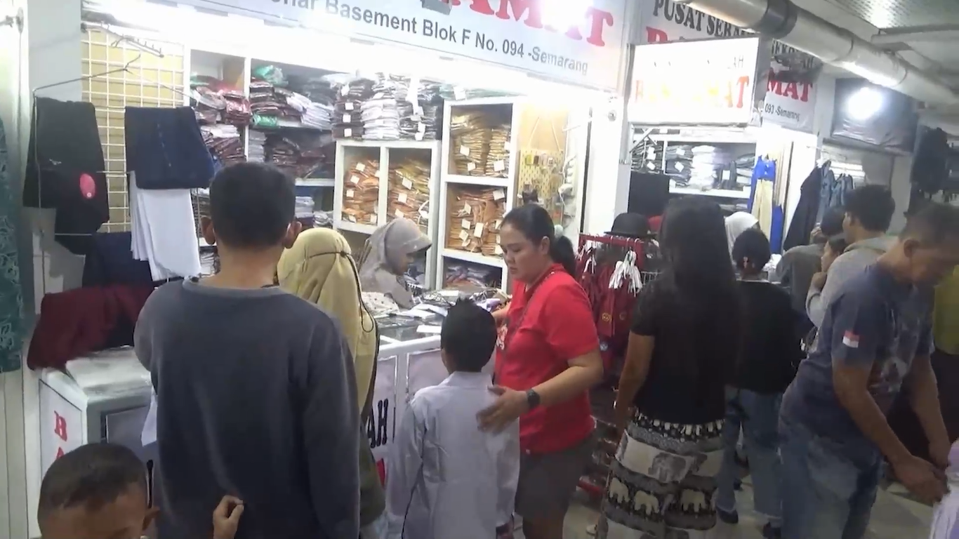 Jelang Tahun Ajaran Baru, Penjualan Seragam Sekolah di Pasar Johar Melejit