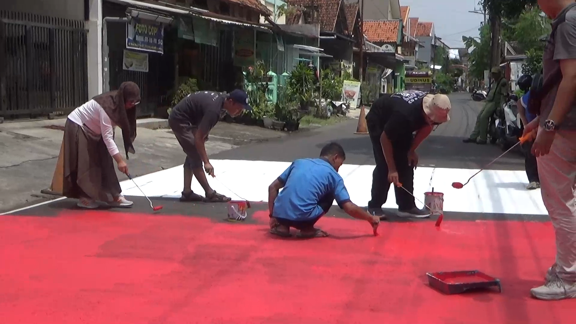Udinus Bersama Kelurahan Pendrikan Kidul Laksanakan Pengecatan Marka Jalan