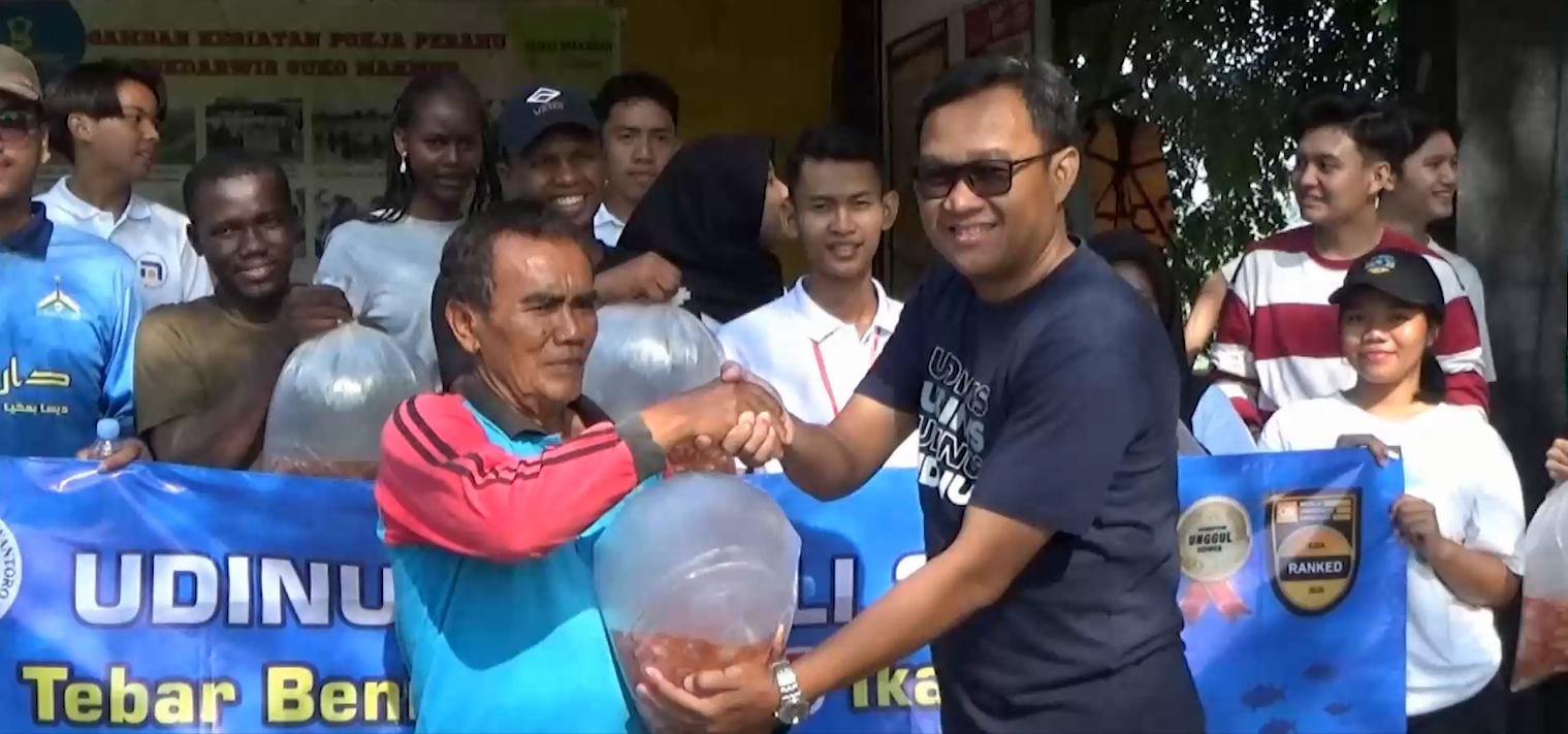 Maba UDINUS Tebar 12 Ribu Bibit Ikan di Waduk Jatibarang